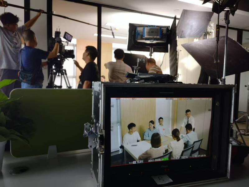 尉犁县TVC拍摄公司：科技产品视觉化大师，诠释未来感与功能美学